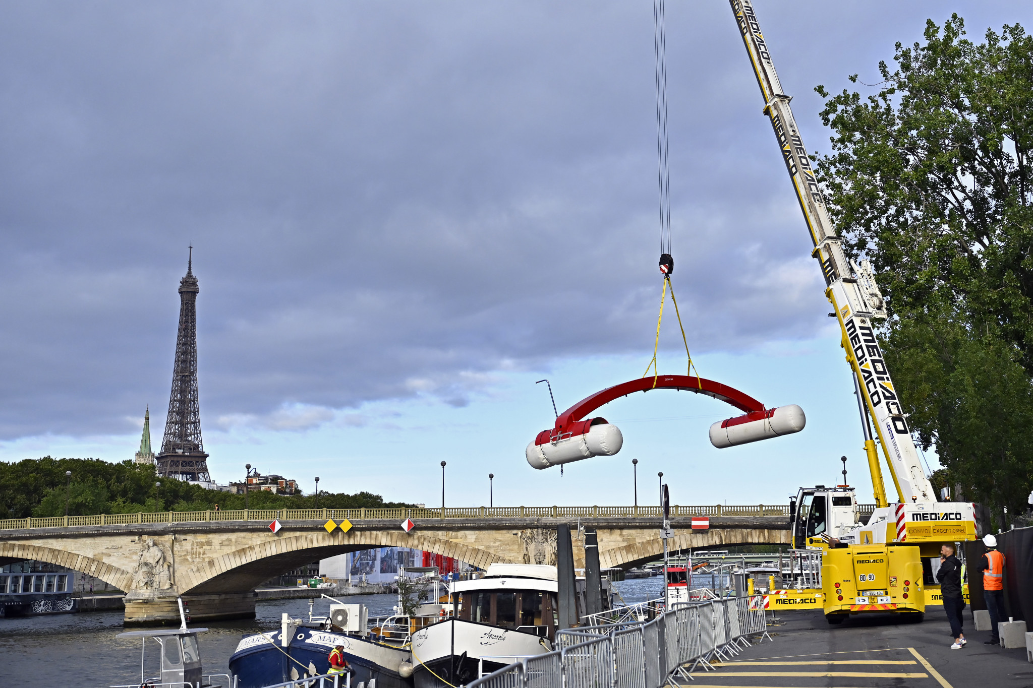 Buoys and rafts were removed from the Seine after the cancellation of the World Aquatics World Cup event because of adverse water quality readings ©Getty Images
