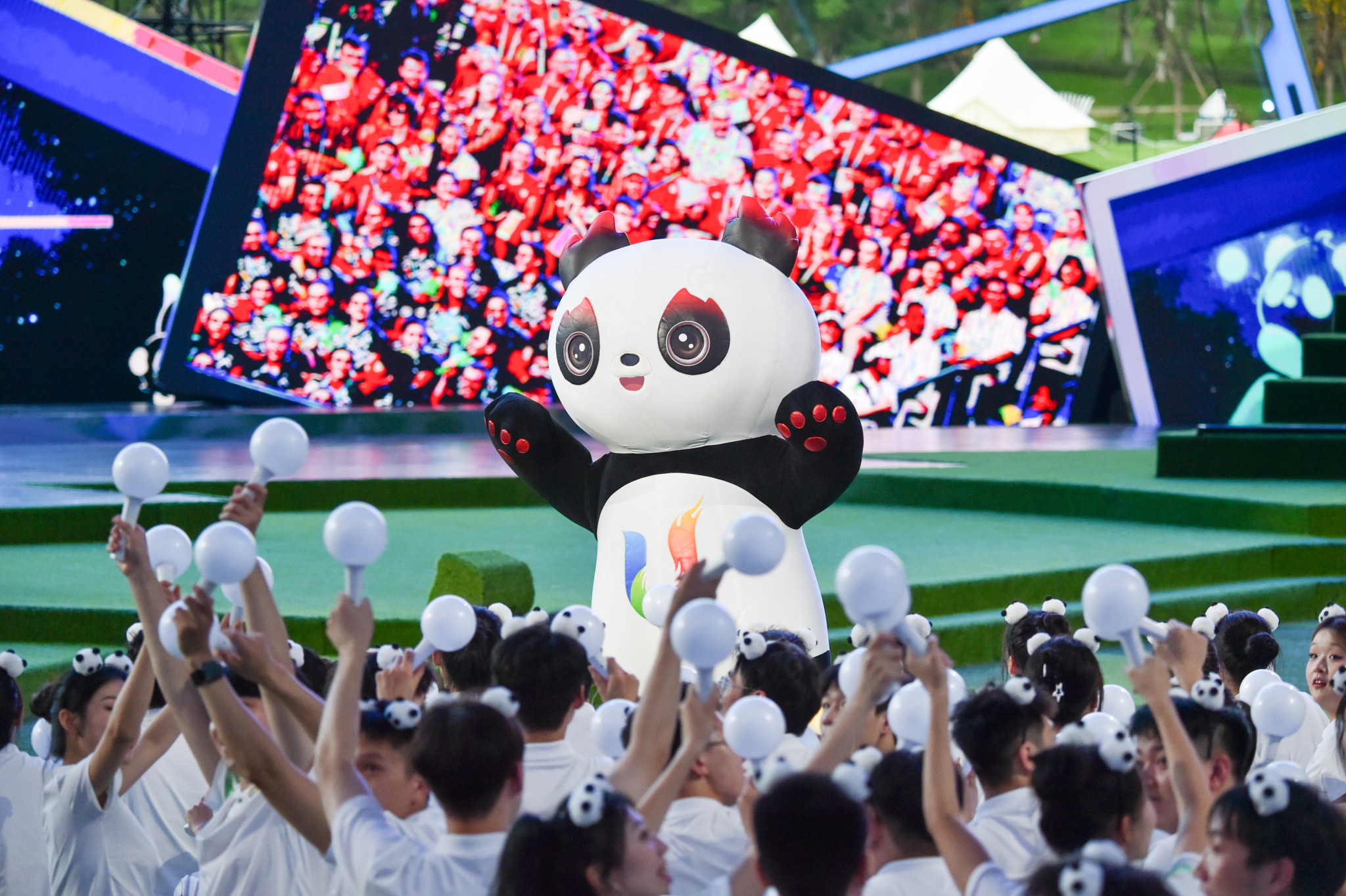 Chengdu 2021 mascot Rongbao performs prior to the Closing Ceremony ©FISU