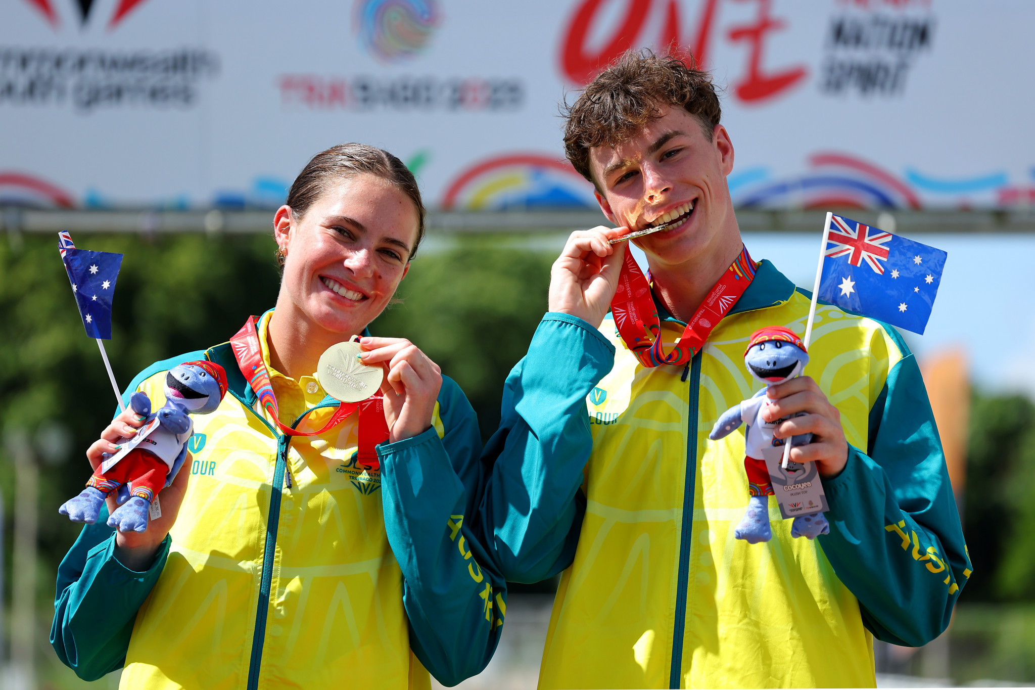 Aspen Anderson, left, and Jack Latham, right, took the mixed team relay triathlon gold for Australia ©Getty Images