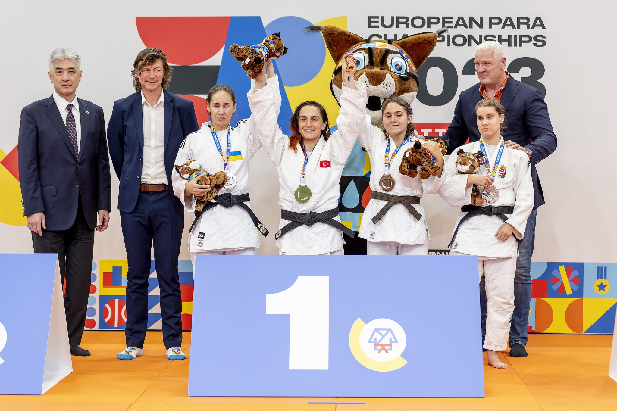 Champion Döndü Yeşilyurt, centre, of Turkey celebrates with the other medallists in the J1 women’s under-57kg category ©EPC 