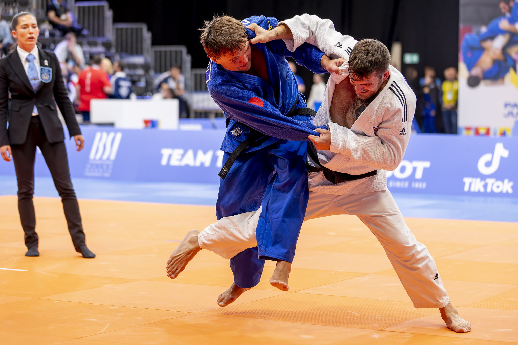 Oleg Crețul, left in blue, the 48-year-old Moldovan, did enough to beat Britain's Daniel Powell in the J1 men’s over-90kg final ©EPC