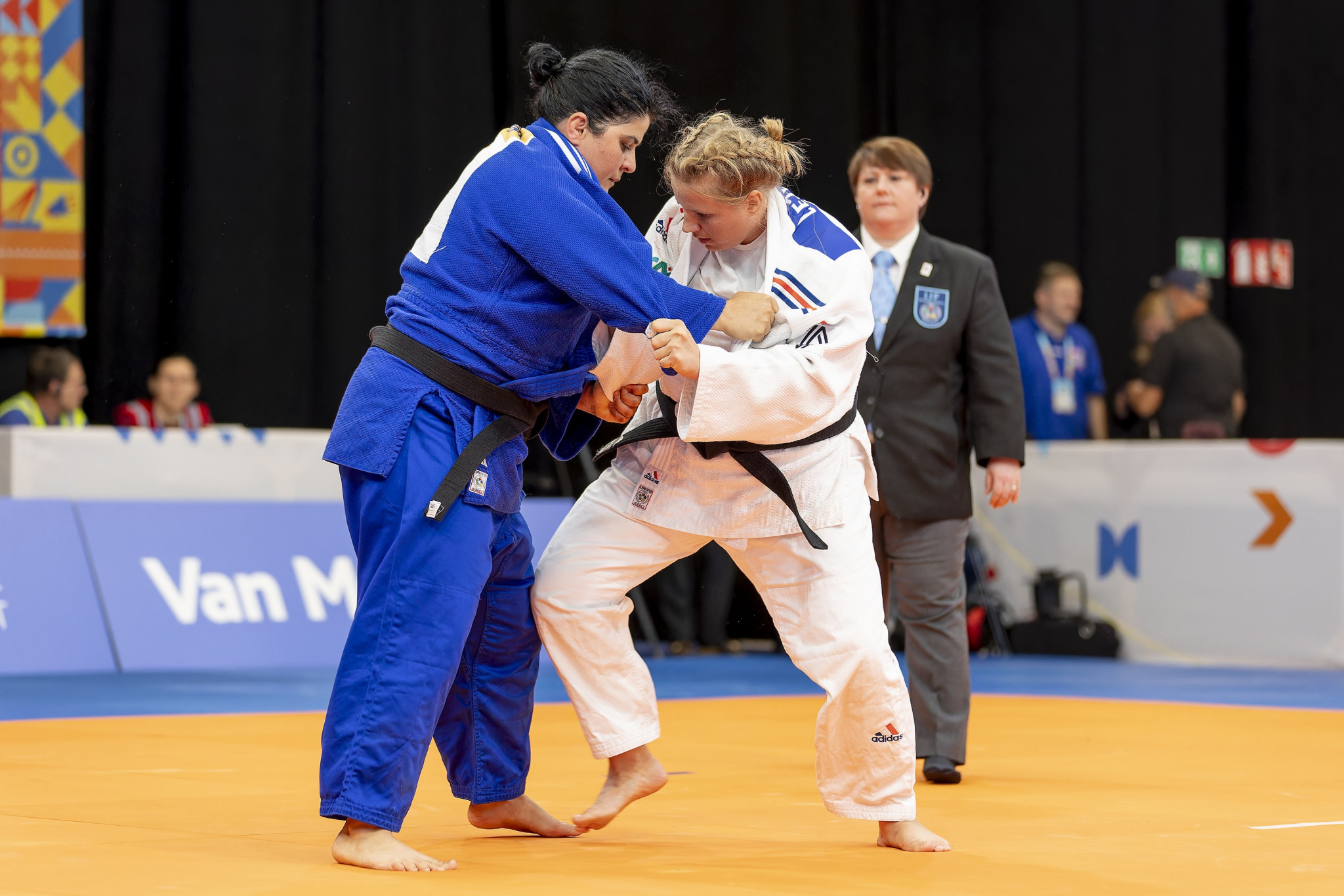 France's Prescillia Leze, right, was among the gold medallists in the morning's sessions following the round-robin matches ©EPC