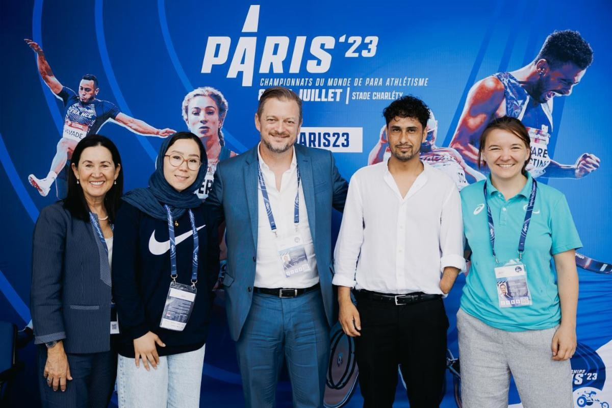 IPC President Andrew Parsons, centre, meets Zakia Khudadadi, second from left, and Hossain Rasouli, second from right, ©World Para Taekwondo