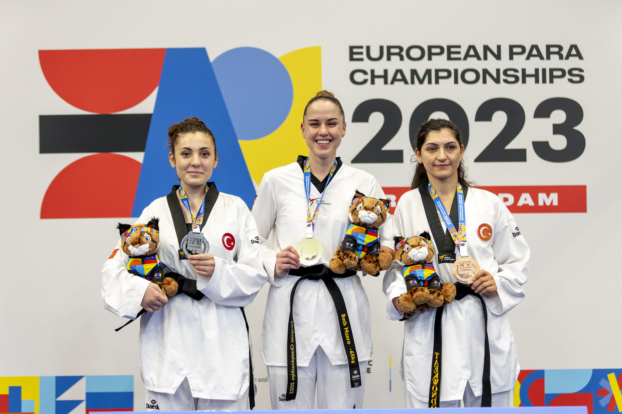 Britain's Beth Munro, centre, is sandwiched between Turkey’s Lutfiye Ozdag, left, and Secil Er, right, after winning women’s under-65kg gold ©EPC