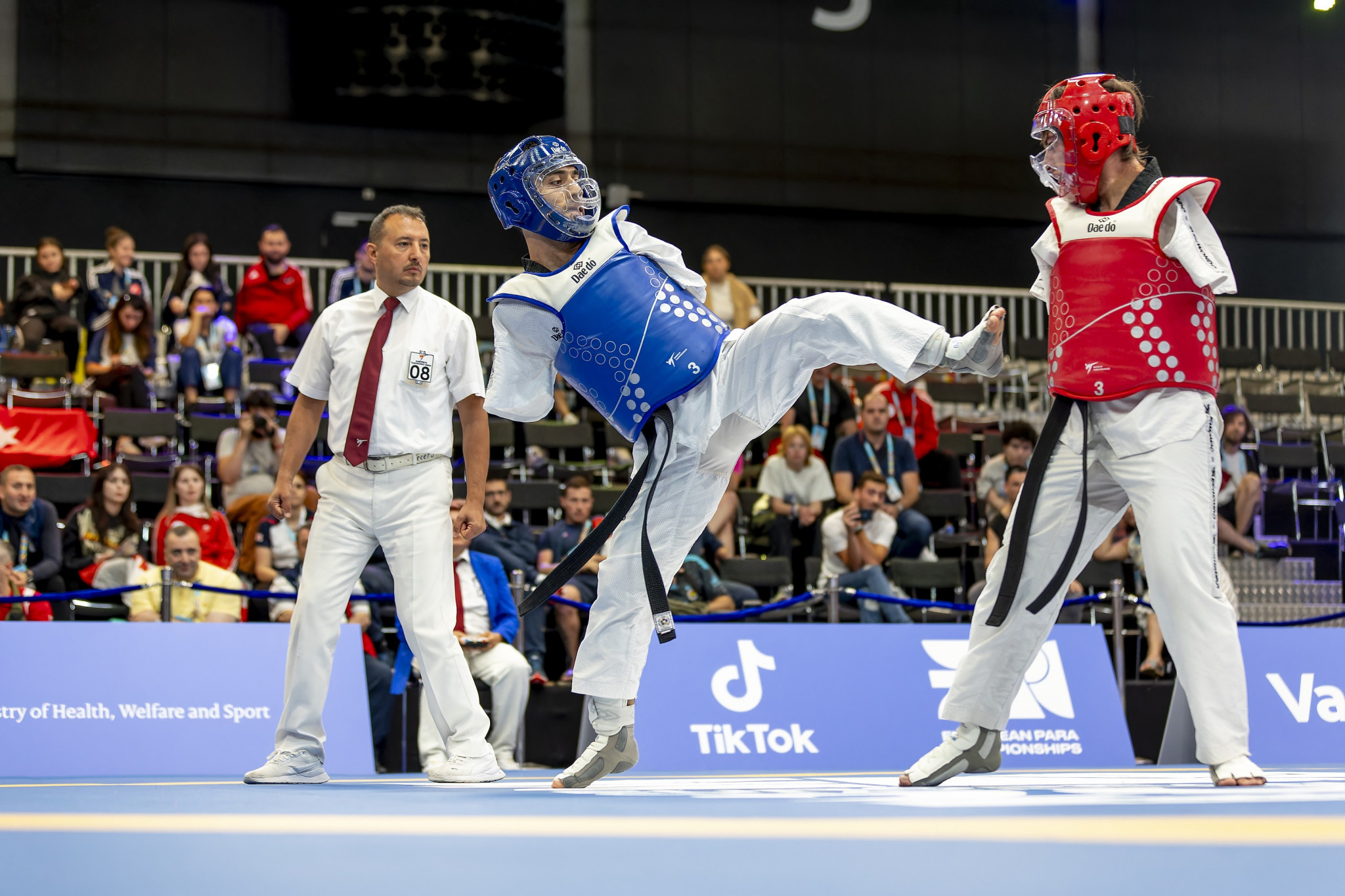 Fans are gripped by one of many matches on the penultimate day of Para taekwondo action ©EPC
