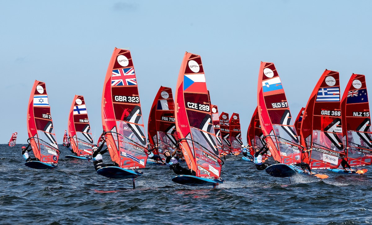 Emma Wilson and Luuc van Opzeeland are leading the iQFOiL divisions at the Sailing World Championships ©World Sailing