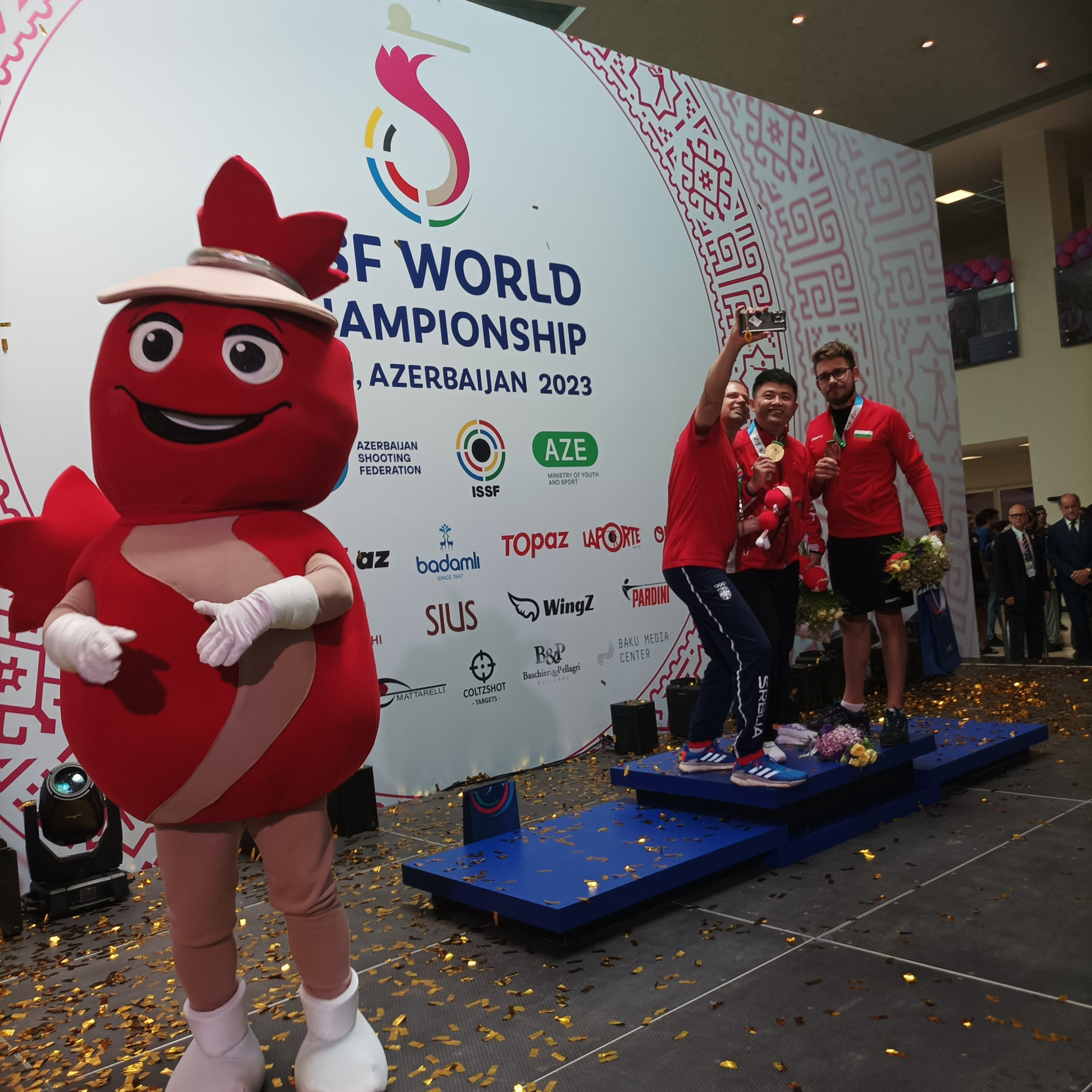 The medallists in the men's 10m air pistol celebrate with a selfie in Baku ©ITG