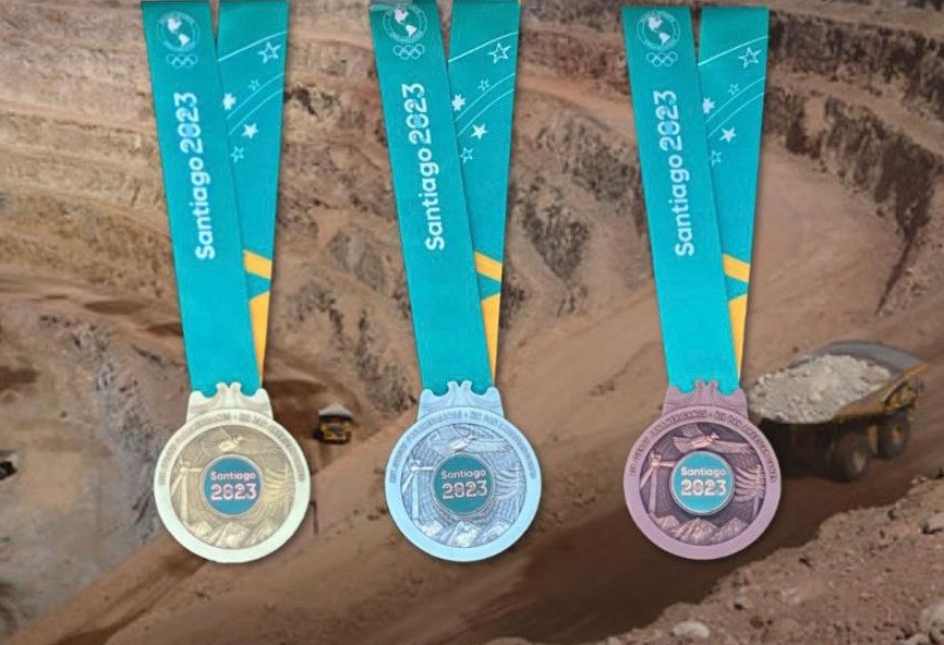 Copper-centred medals unveiled by Santiago 2023 at ceremony in desert