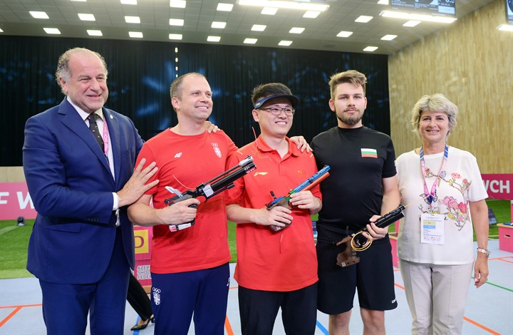 New ISSF President Luciano Rossi, left, has built a good relationship with athletes according to Cassio Rippel, chairman of the Athletes' Committee ©ISSF