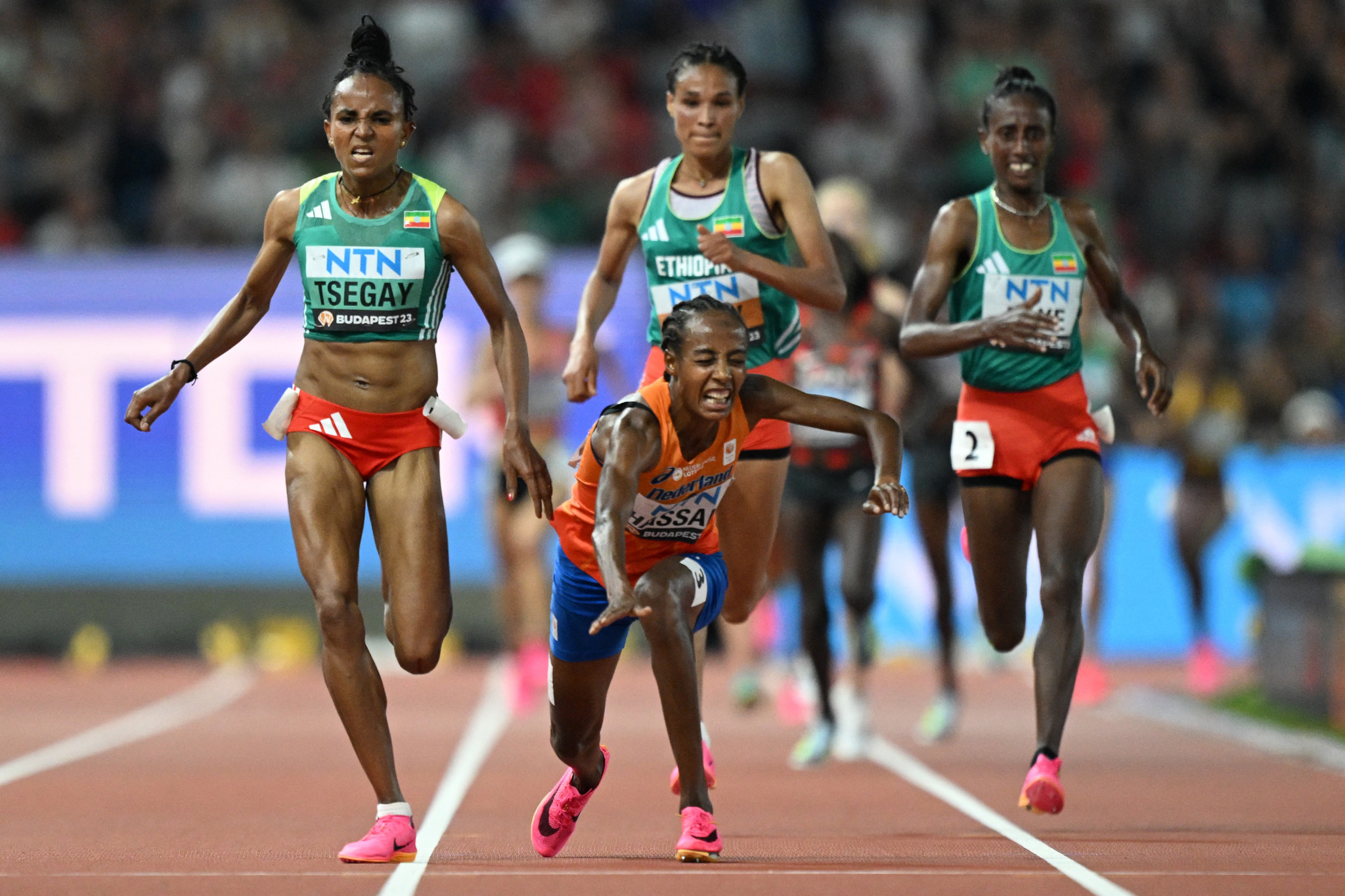 The Netherlands' Sifan Hassan, second left, fell in a battle for women's 10,000m gold with Ethiopia's Gudaf Tsegay ©Getty Images