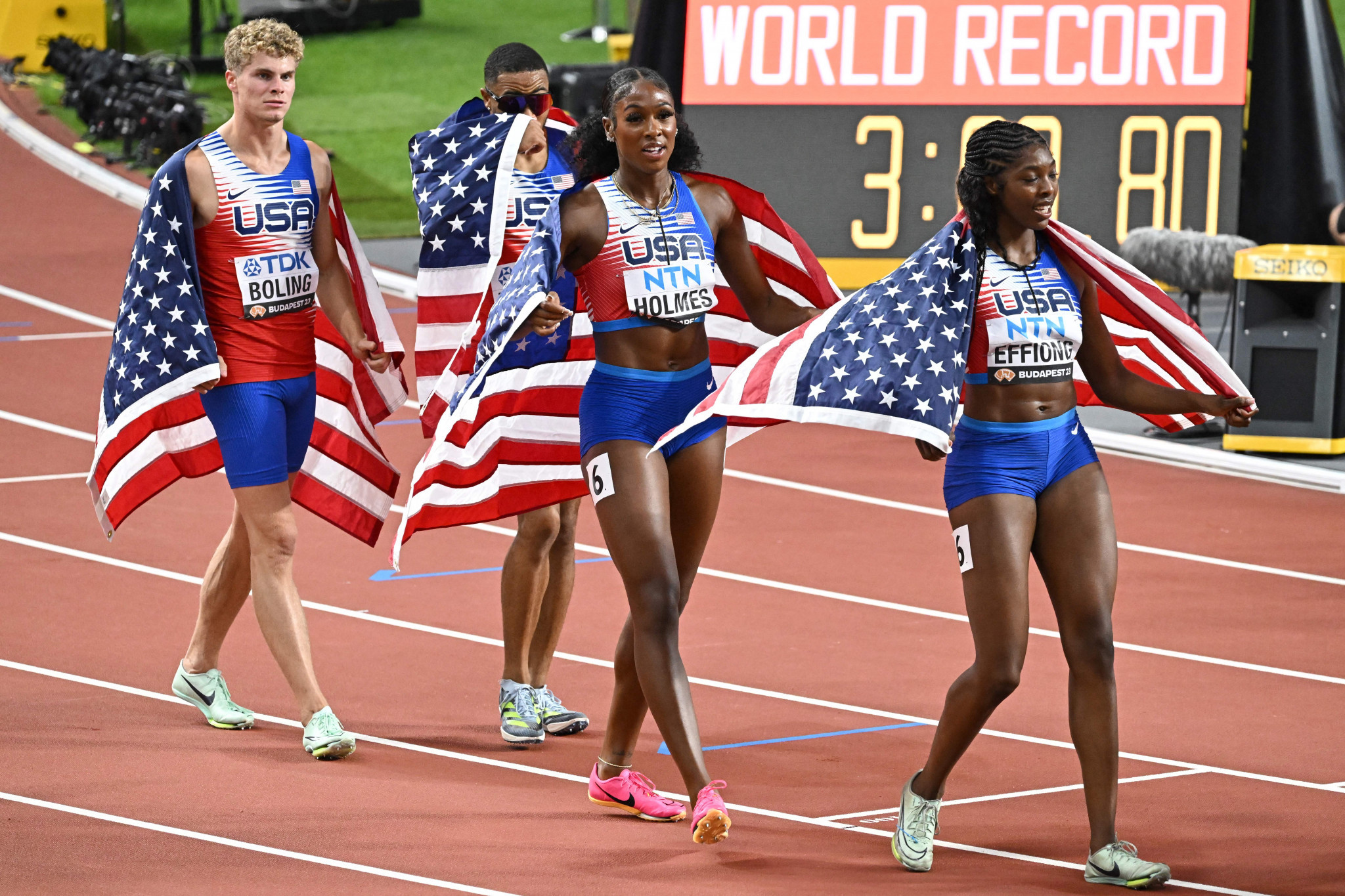 The US won mixed 4x400m relay gold in a world record time of 3min 8.80sec after The Netherlands' Femke Bol stumbled in a battle for gold with Alexis Holmes, second right ©Getty Images