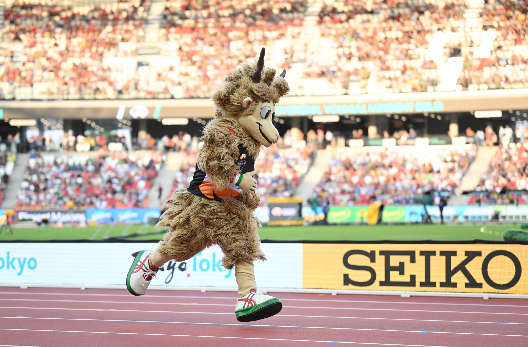 World Championships mascot Youhuu, a Hungarian racka sheep, made a spectacular entrance to the Opening Ceremony at the National Athletics Centre ©Getty Images