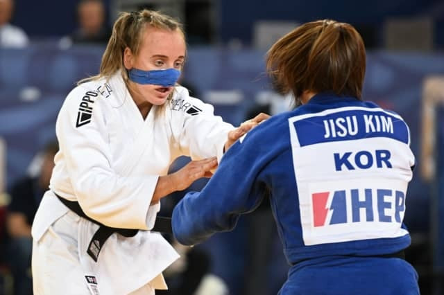 Sporting a bandage on her nose, Britain's Lucy Renshall dug deep to beat Kim Ji-su of South Korea in the women's under-63kg final ©IJF