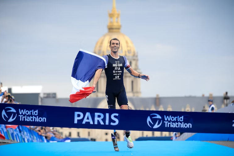 Paralympic champion Alexis Hanquinquant of France celebrates winning the men's PTS4 category ©World Triathlon