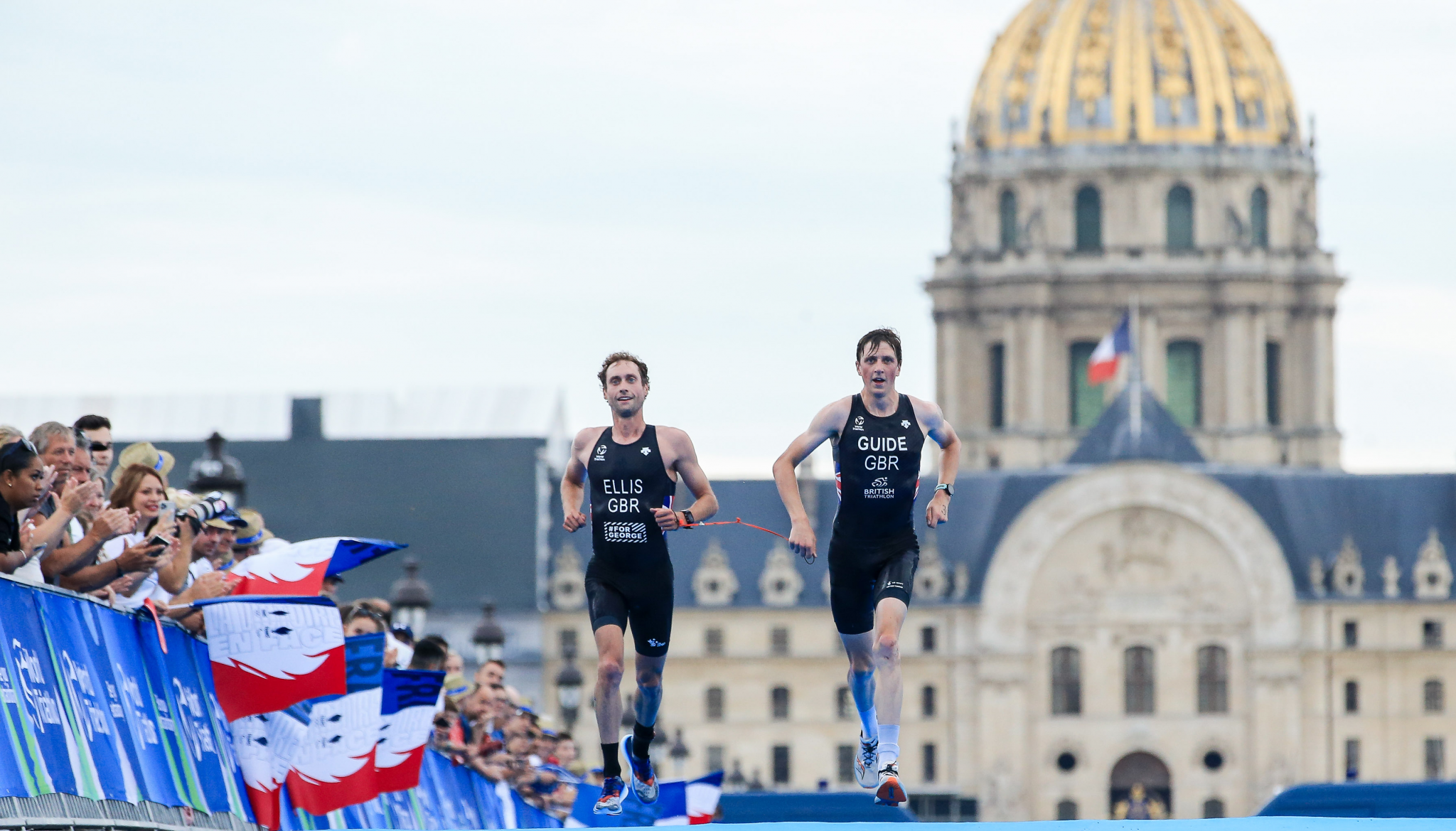Britain's Dave Ellis and his guide took victory in the men's PTVI category after his rival Kyle Coon miscounted the number of laps remaining in the run ©World Triathlon