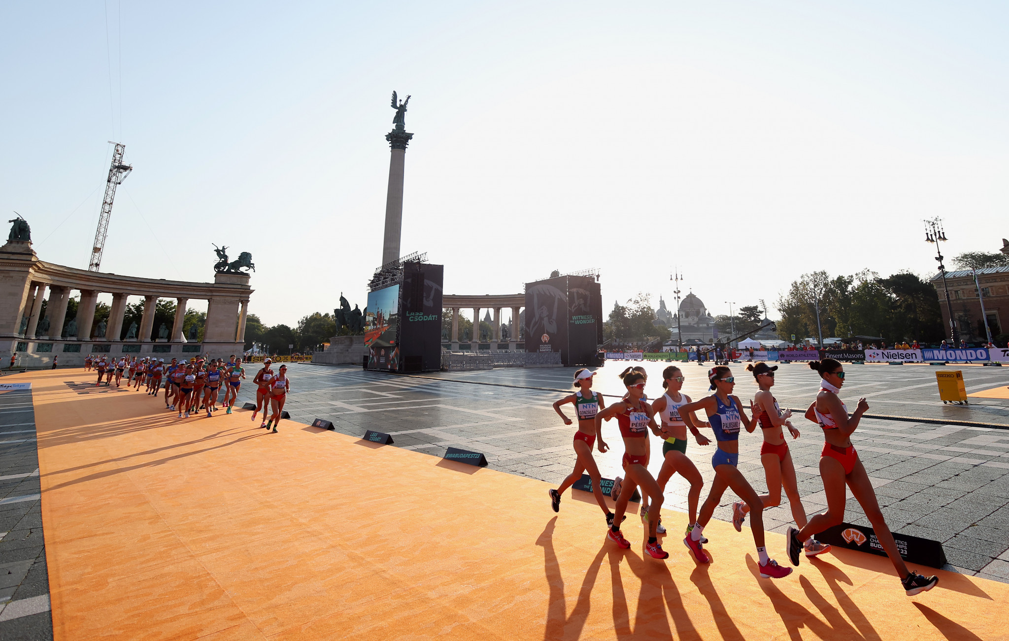 In contrast to the thunderstorms of yesterday's men's 20km race walk, temperatures rose to around 24 degrees Celsius in the sun for the women's event  ©Getty Images