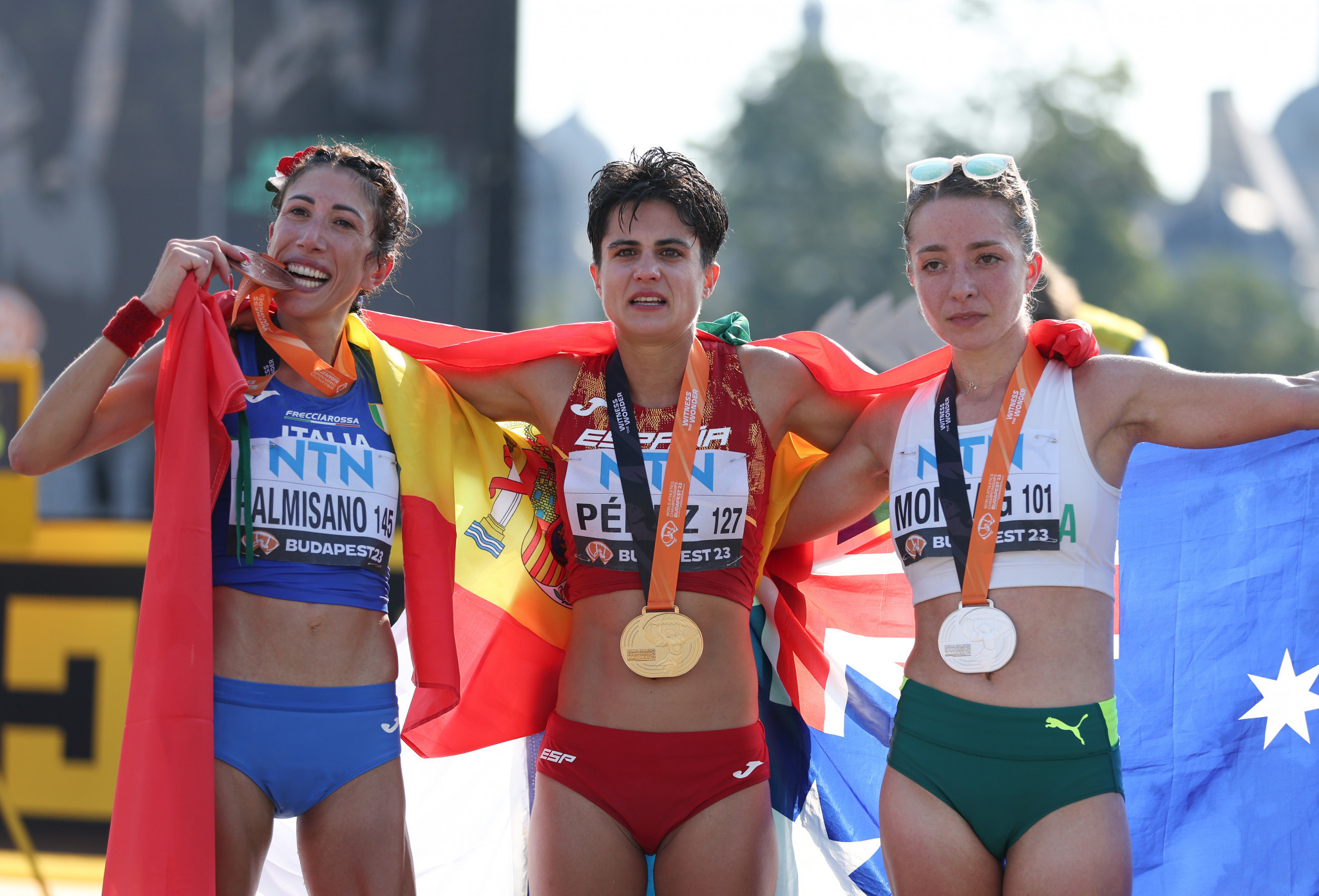 Australia's Jemima Montag, right, and Italy's Antonella Palmisano, left, took silver and bronze respectively in the women's 20km race walk ©Getty Images