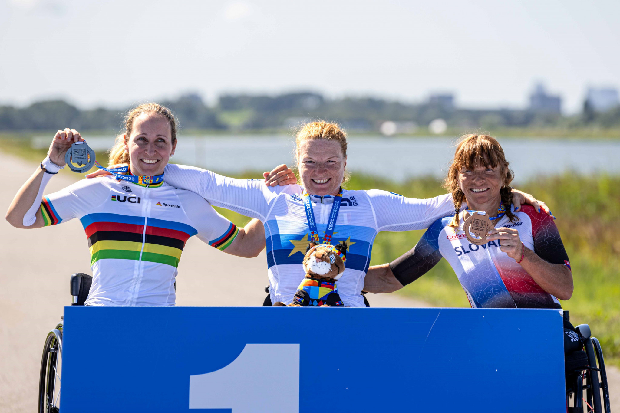 Italy's Double Paralympic cycling champion Francesca Porcellato, centre, captured the WH3 crown ©EPC