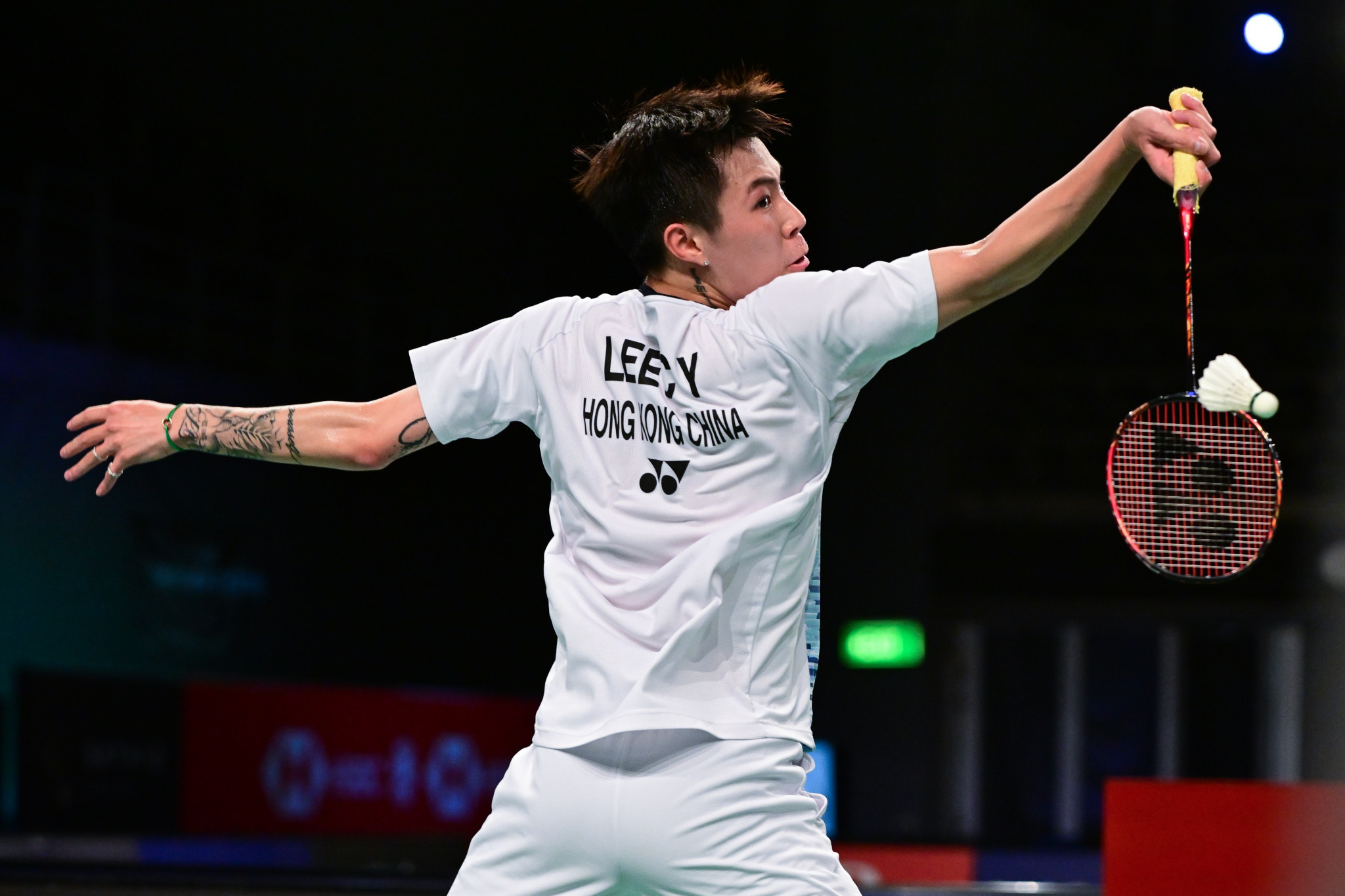 Lee Cheuk Yiu of Hong Kong shows off his skills against Germany's Max Weisskirchen ©Badmintonphoto