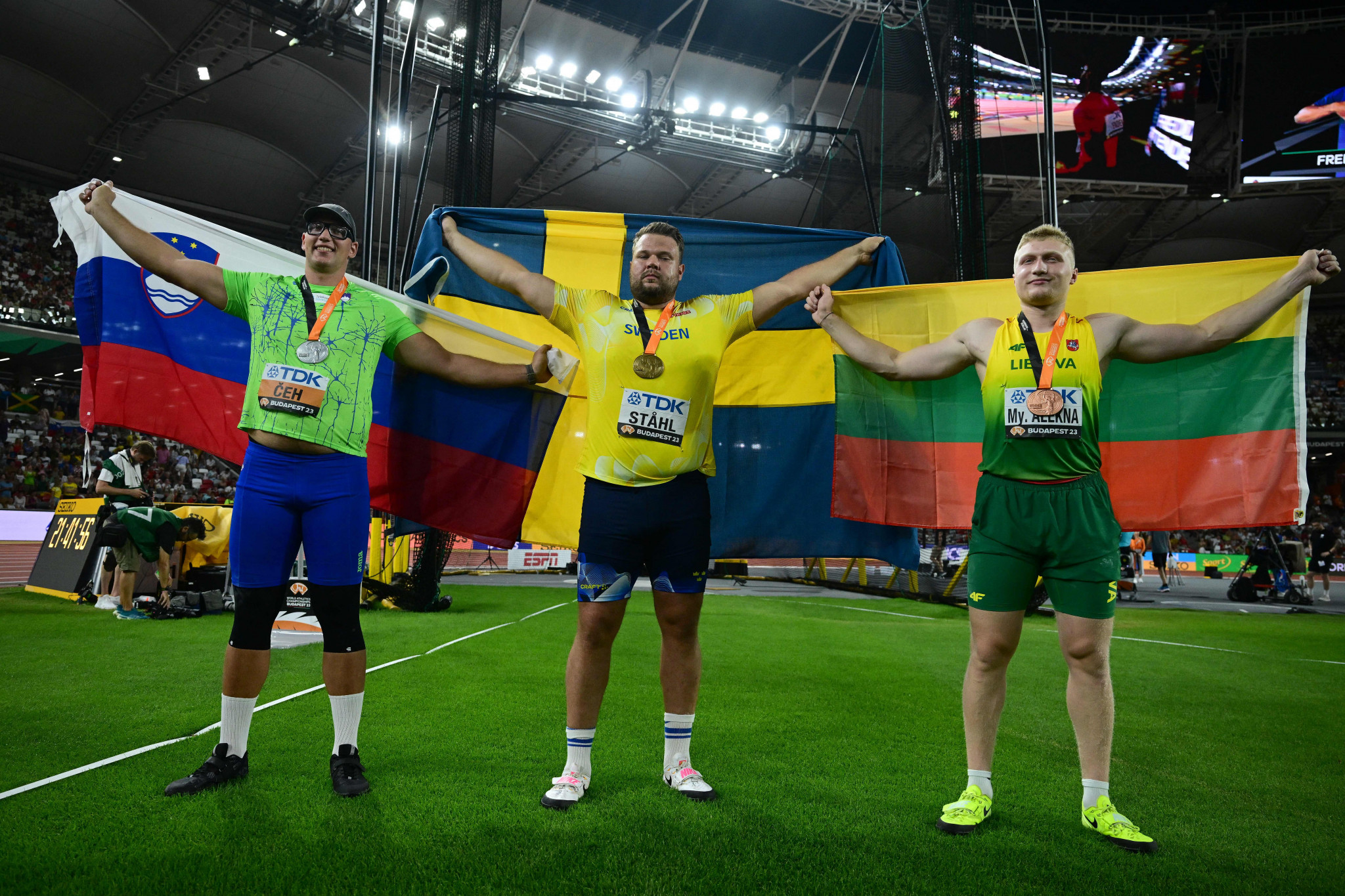 Sweden's Daniel Ståhl, centre, emerged victorious from a gold medal battle with Slovenia's Kristjan Čeh, left, in the men's discus throw final ©Getty Images