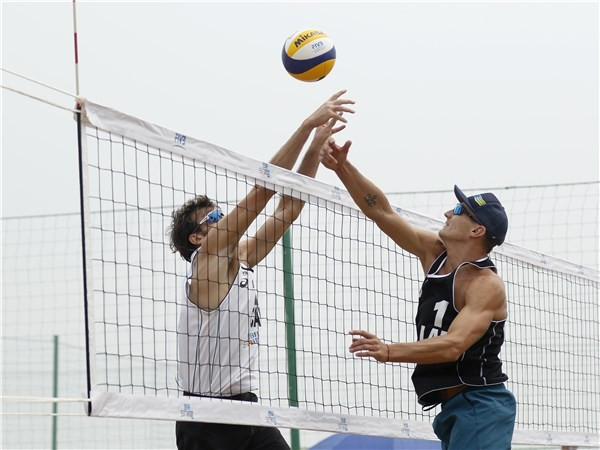 Canada's Chaim Schalk and Ben Saxton earned their third straight win ©FIVB