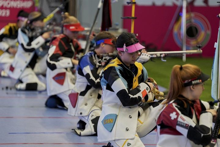 The three position rifle competition requires competitors to begin competition with shots from the kneeling position before prone and standing shots ©ISSF