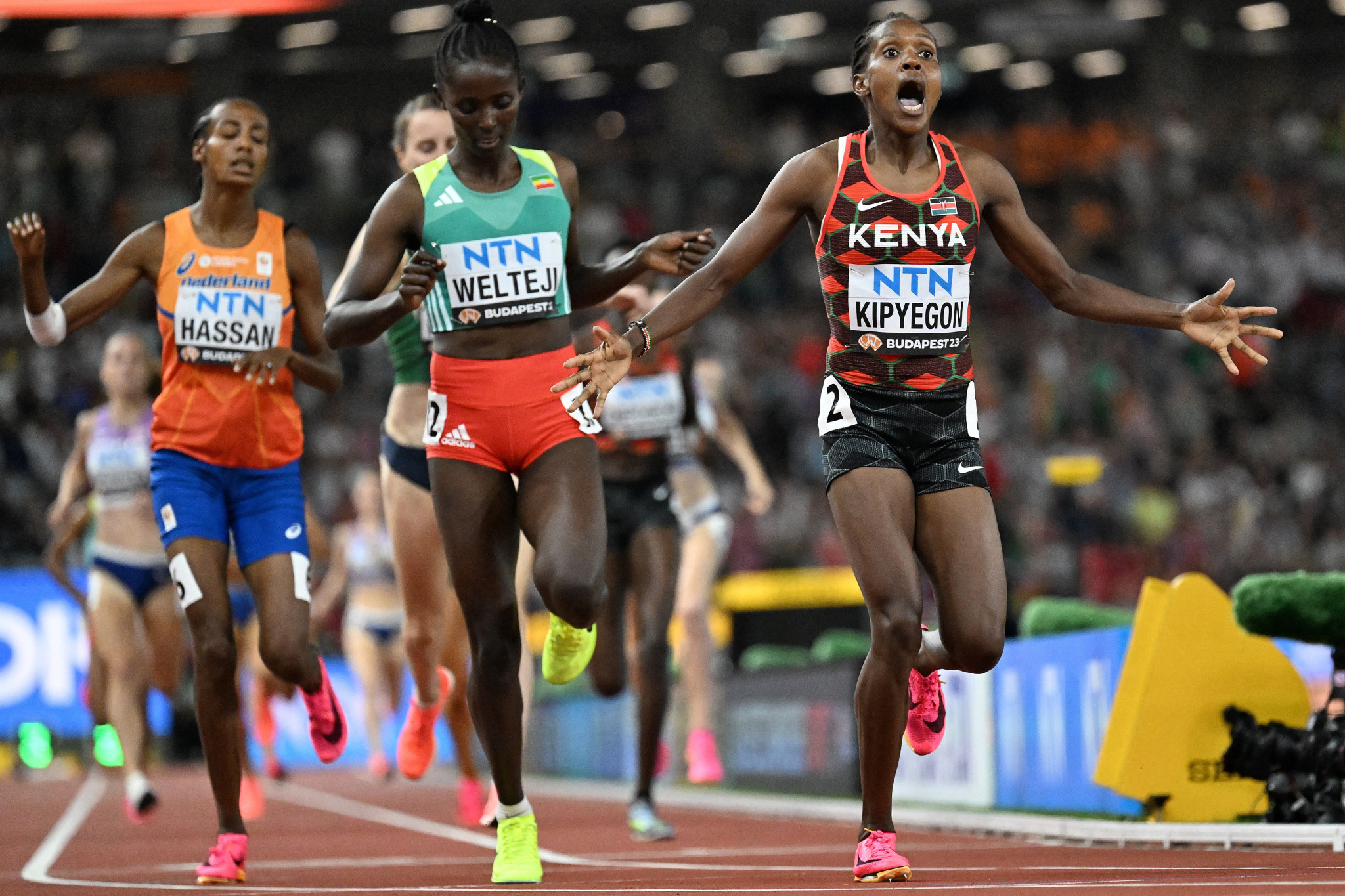 Faith Kipyegon of Kenya, right, claimed a dominant victory in the women's 1500m final at the World Athletics Championships ©Getty Images