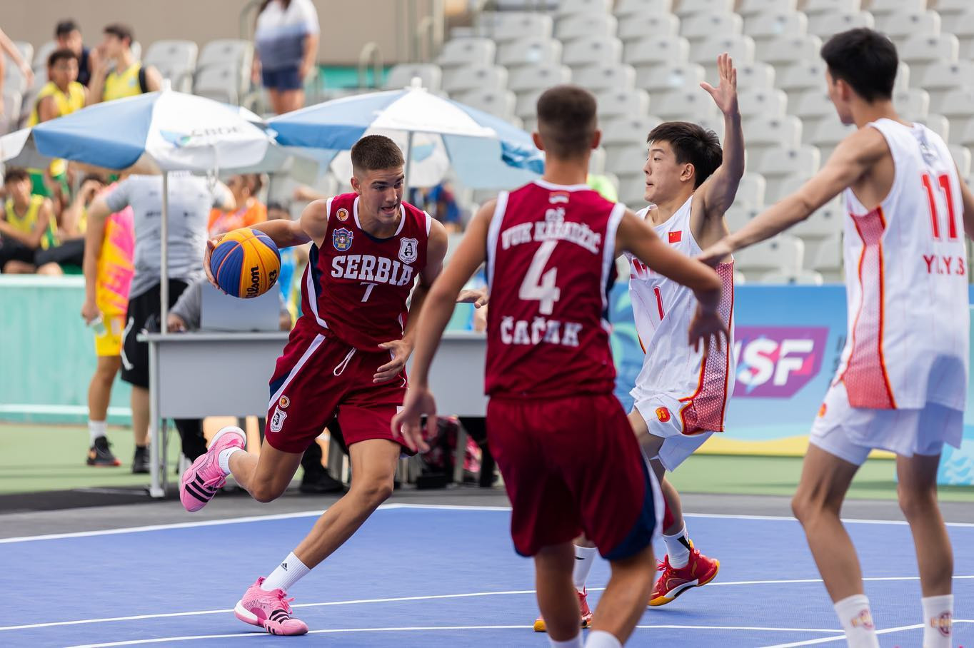 Serbia take on China in 3x3 basketball ©ISF