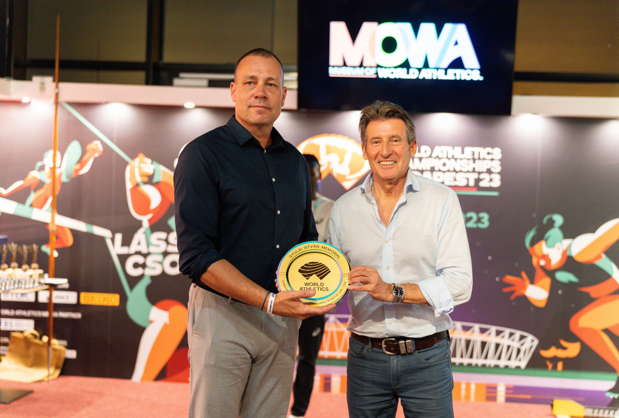Hungarian Athletics Association President Miklos Gyulai, left, received the World Athletics heritage plaque ©MOWA