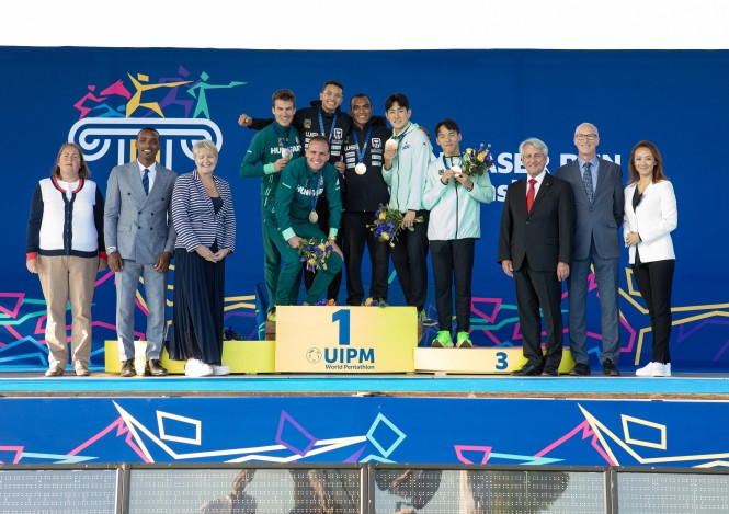 The podium for the men's relay at the UIPM World Championships in Bath ©UIPM