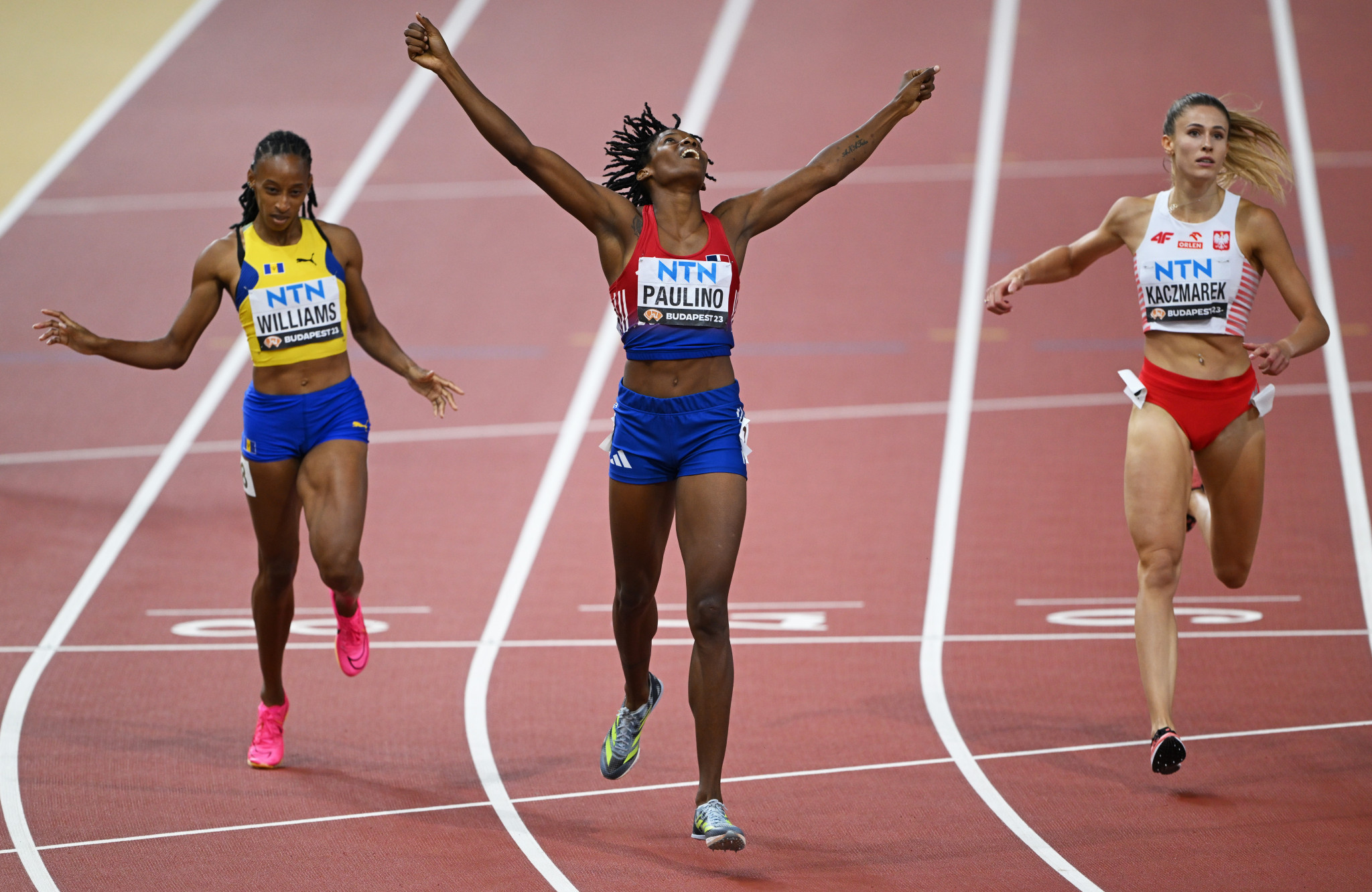 Dominican Republic's Marileidy Paulino, centre, claimed a dominant victory in the women's 400m final ©Getty Images