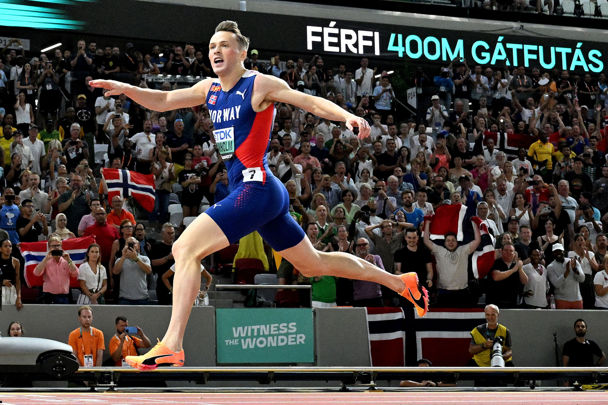 Norway's Karsten Warholm powered to victory in the men's 400m hurdles final to reclaim his world title ©Getty Images