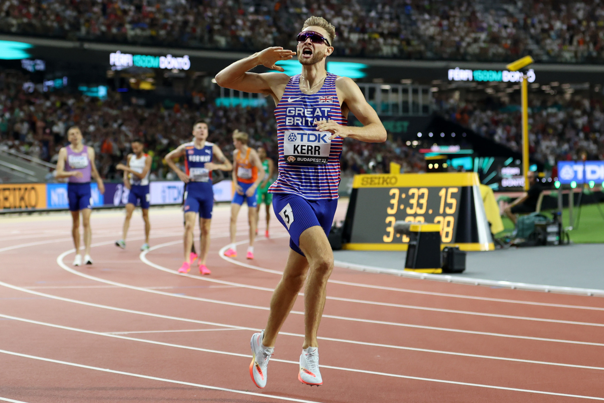 Josh Kerr of Britain celebrated winning men's 1500m gold one year on from his team-mate Jake Wightman's sublime victory in Eugene ©Getty Images