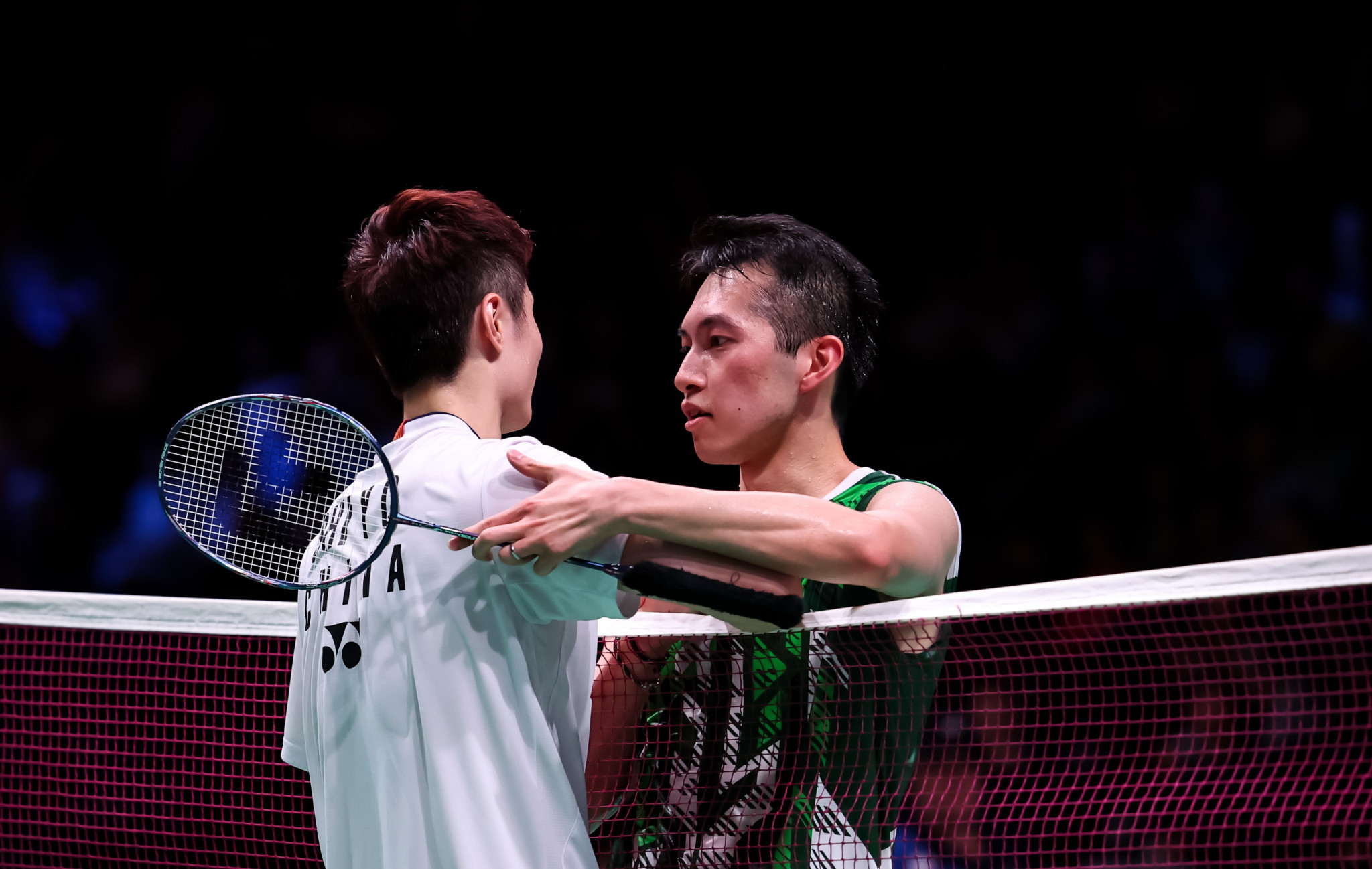 China’s Shi Yuqi, left, defeated Hong Kong’s Ng Ka Long Angus, right, in a three-game thriller ©Badmintonphoto