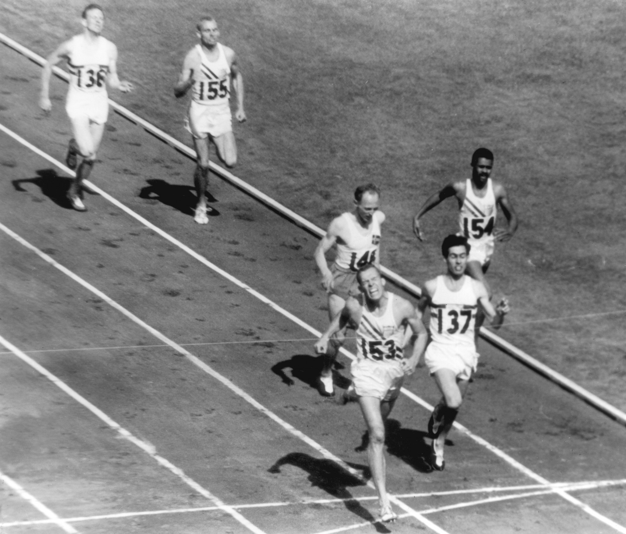 Tom Courtney surges for the line to win the 800m at the Melbourne 1956 Olympics ©Getty Images