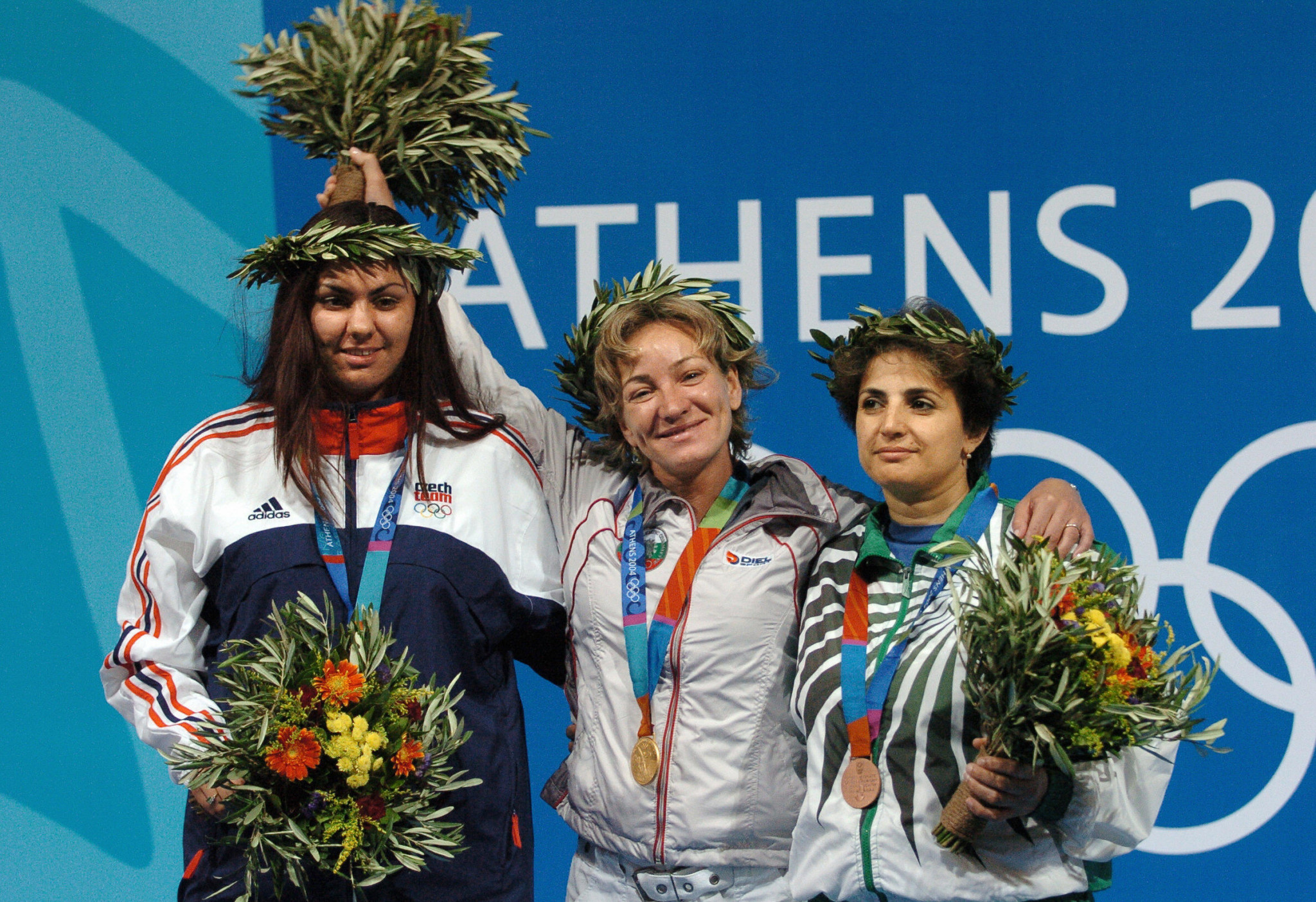 The bronze medal won at Athens 2004 by her aunt Irada Ashumova ,right, was also an inspiration for Nigar Nasirova ©Getty Images