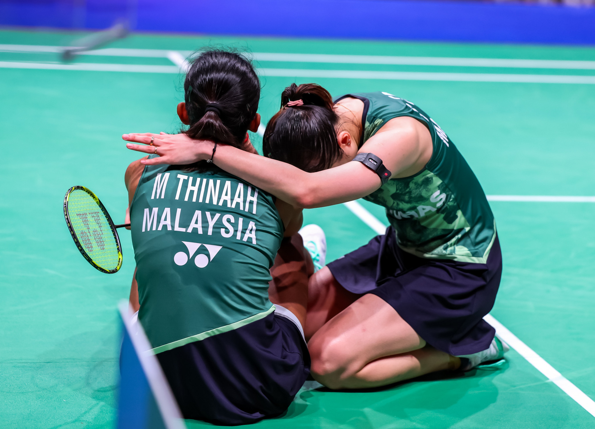 Malaysians Pearly Tan and Thinaah Muralitharan console each other after suffering an agonising defeat in the quarter-finals ©Badmintonphoto