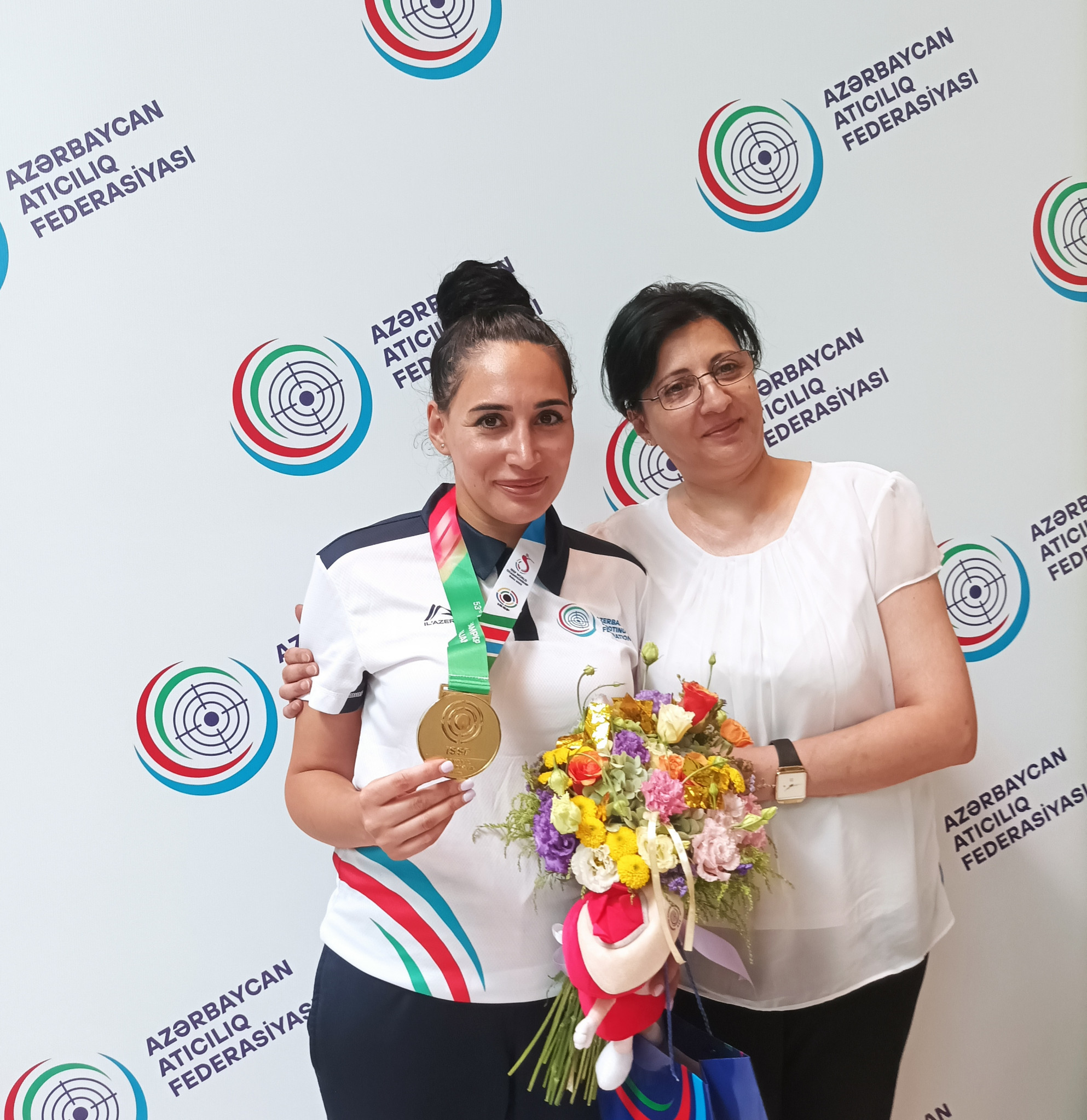 Azerbaijan's first gold medallist of Baku 2023 Nigar Nasirova with her inspirational mum Rugiyaa Bagirova ©ITG 