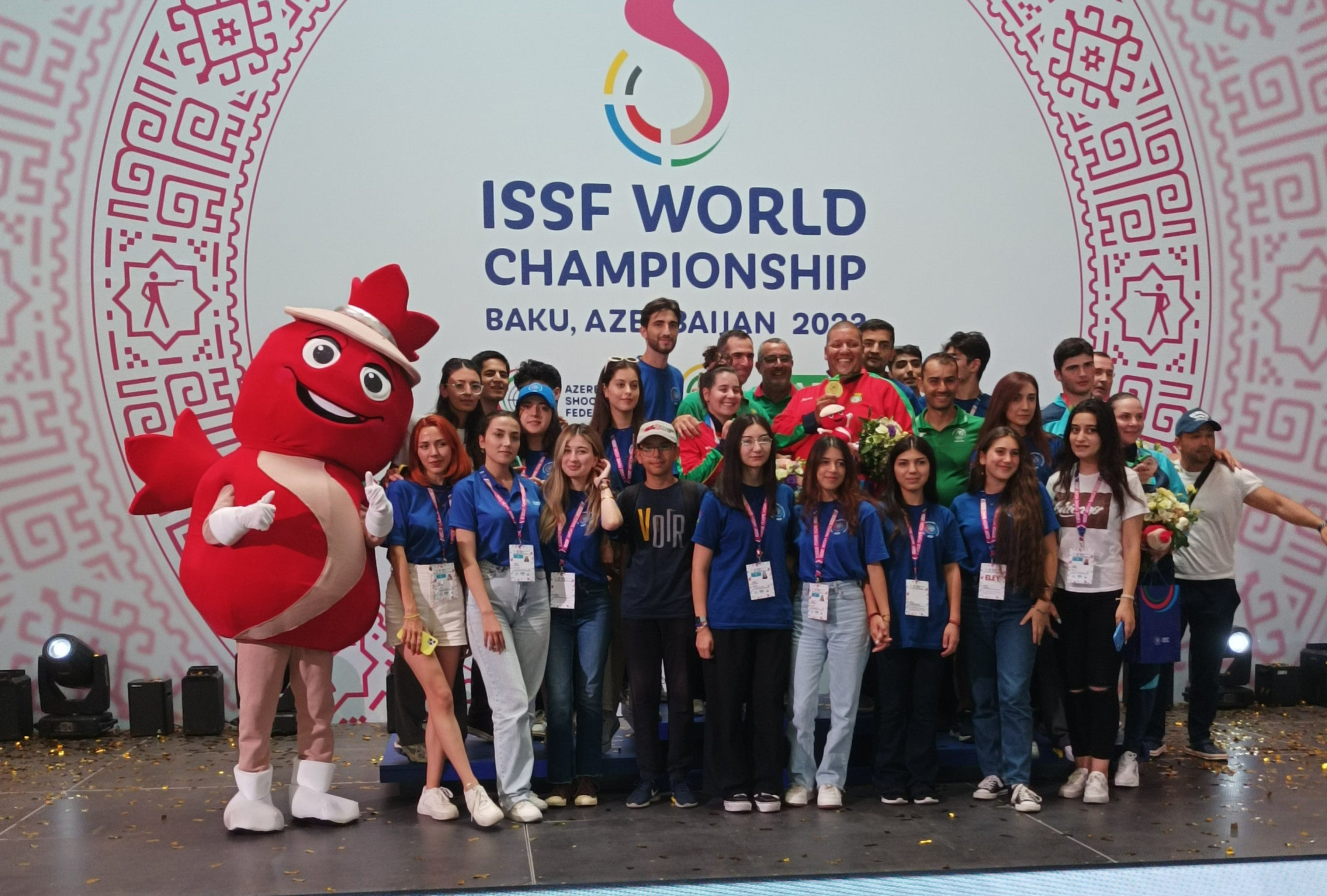 The volunteers at the ISSF World Shooting Championships have taken every possible opportunity to have a photograph with medallists ©ITG