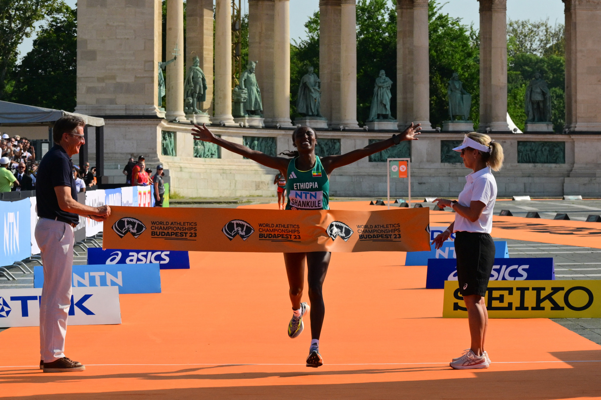 Ethiopia's Amane Beriso took victory in the women's marathon with a time of 2 hours 24min 23sec ©Getty Images