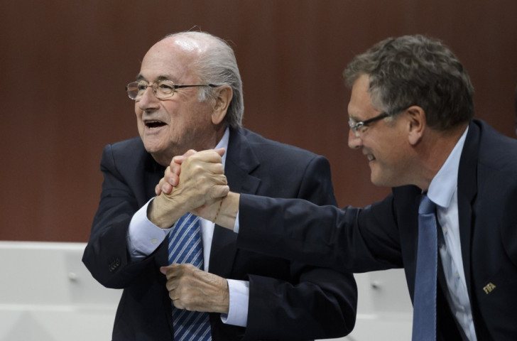 Sepp Blatter and Jerome Valcke engage in a somewhat farcical handshake for peace ©AFP/Getty Images