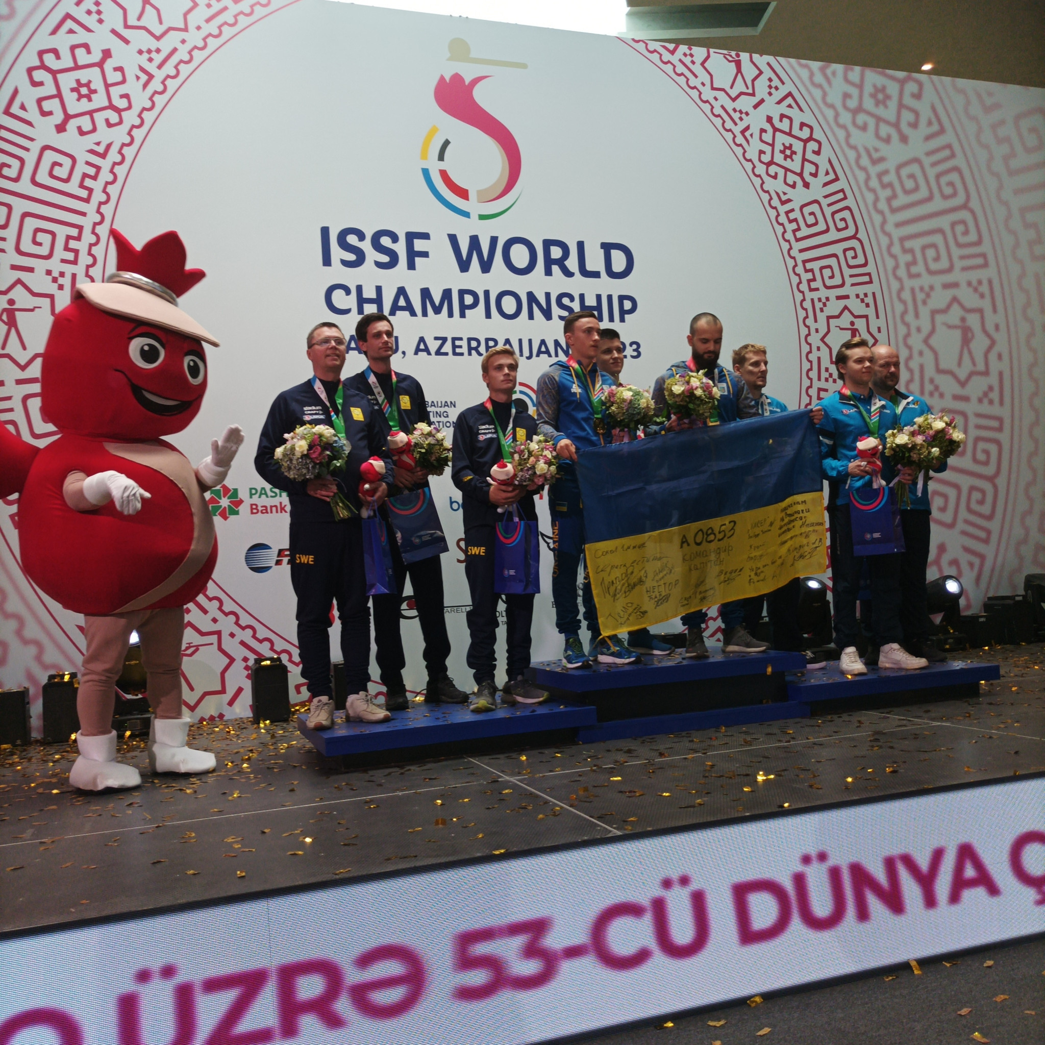 The Ukrainian medallists had carried their national flag on to the podium ©ITG