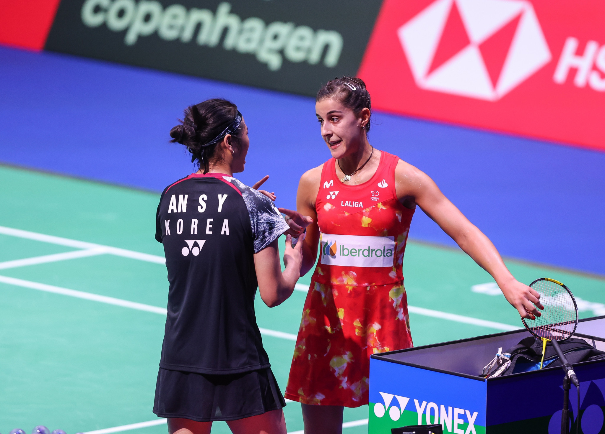 Three-time world champion Carolina Marín, left, of Spain congratulates South Korea's An Se-young after being soundly beaten ©Badmintonphoto