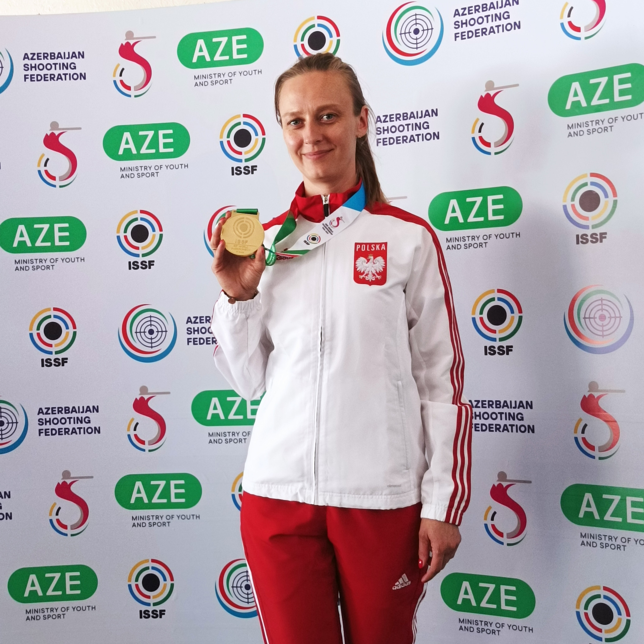 Karolina Romanczyk of Poland displays her first World Championship gold medal at the age of 40 ©ITG