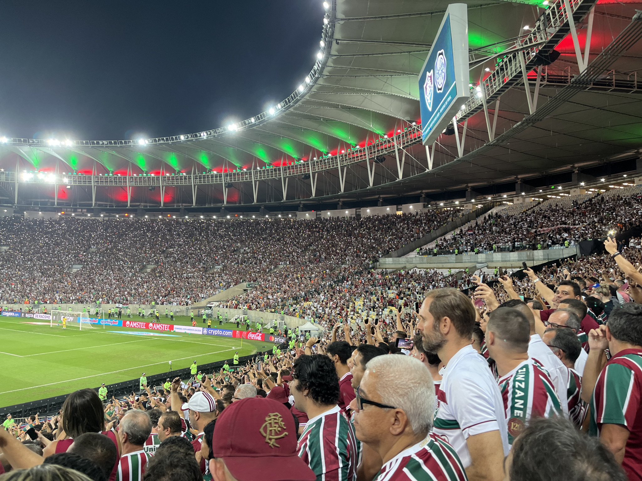 Fans sing during the Copa Libertadores quarter-final first leg between Brazilian side Fluminense FC and Paraguayan outfit Club Olimpia ©ITG