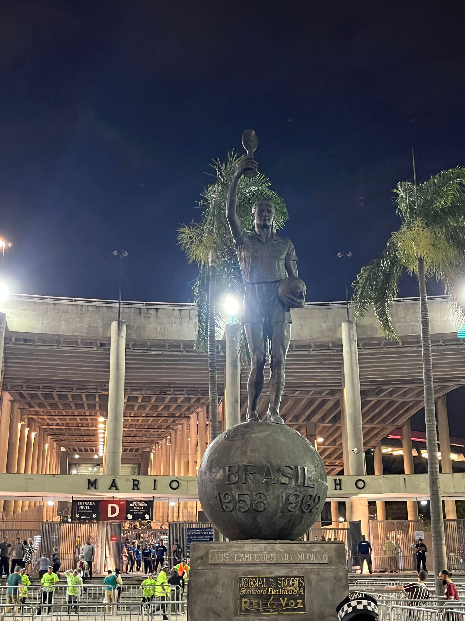 A statue of Hilderaldo Bellini, the first captain of Brazil to lift the World Cup, at the entrance of Estádio Maracanã ©ITG
