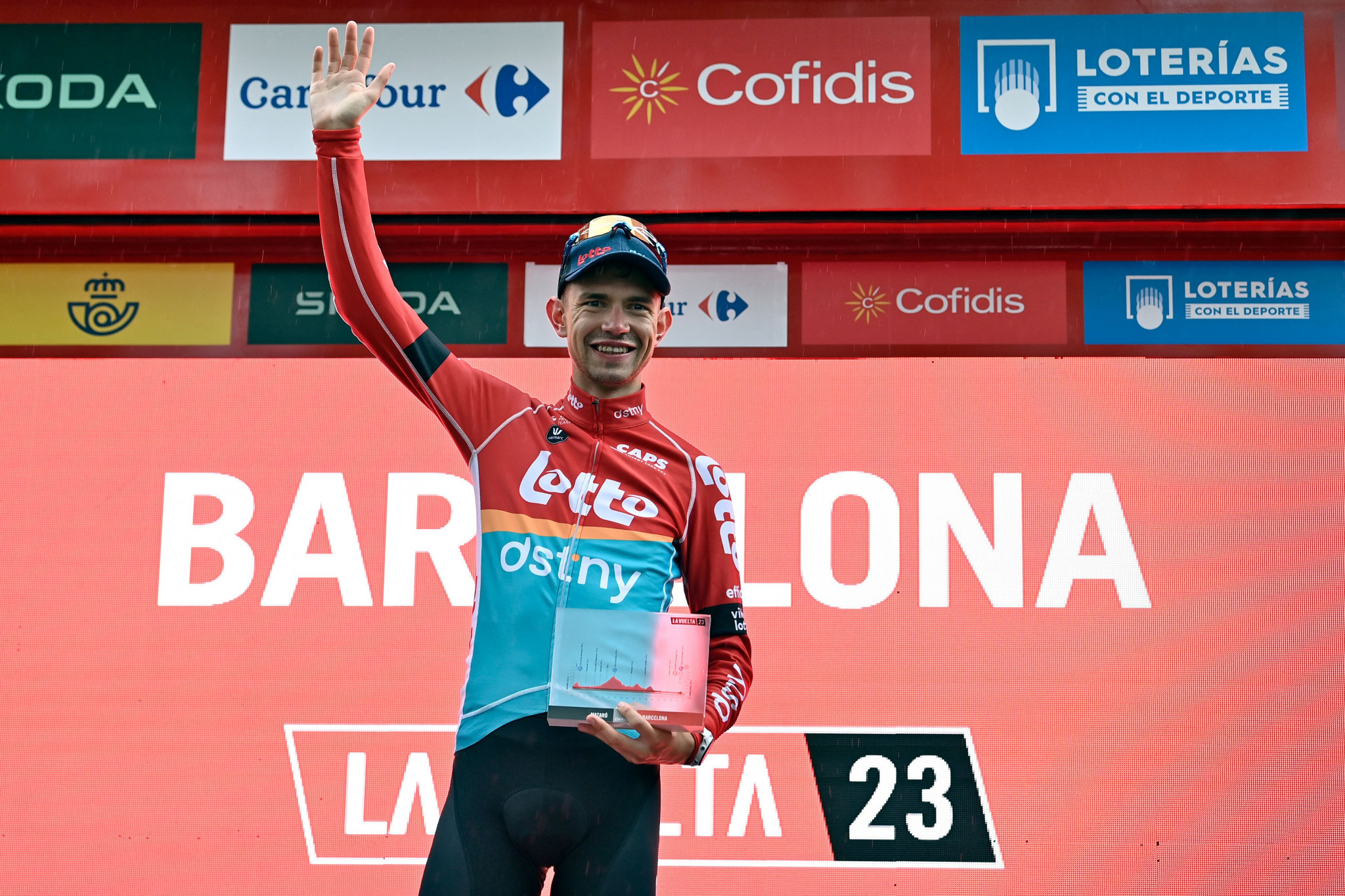 Kron comes out on top of second Vuelta a España stage despite dangerous conditions