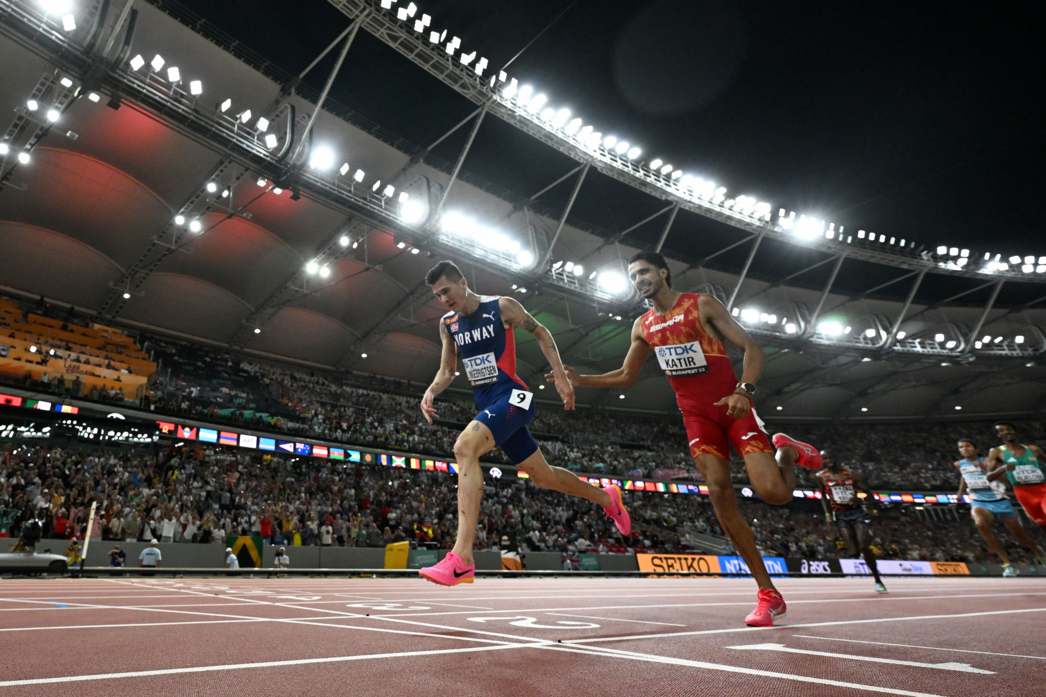 Norway's Jakob Ingebrigtsen, left, bounced back from his men's 1500m final defeat to defend his 5,000m title on the last night in Budapest ©Getty Images