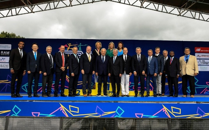 Members of the UIPM Executive Board are joined by ASOIF President Francesco Ricci Bitti, front row, seventh from left, UIPM Honorary President Prince Albert II of Monaco, front row, seventh from right, and IOC honorary member Habu Gumel, front row, second from right. ©UIPM