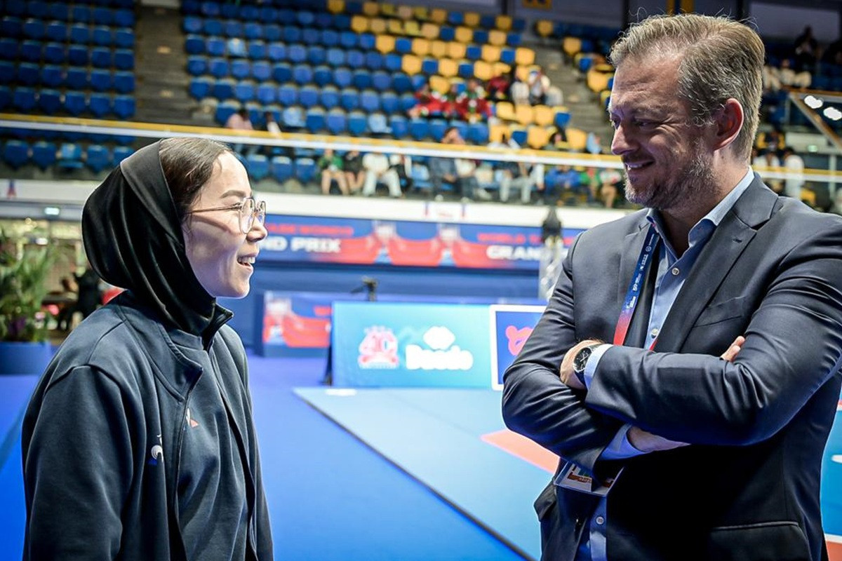 IPC President Andrew Parsons, right, took the chance to congratulate Afghan refugee athlete Zakia Khudadadi, left, following her success at the European Para Championships ©World Taekwondo